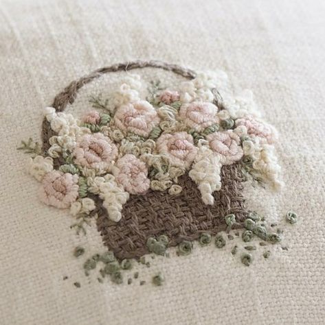 Basket With Flowers, Pola Sulam, Hand Embroidery Projects, Hand Embroidery Flowers, Embroidery Flowers Pattern, Creative Embroidery, Cute Embroidery, 자수 디자인, Sewing Embroidery Designs