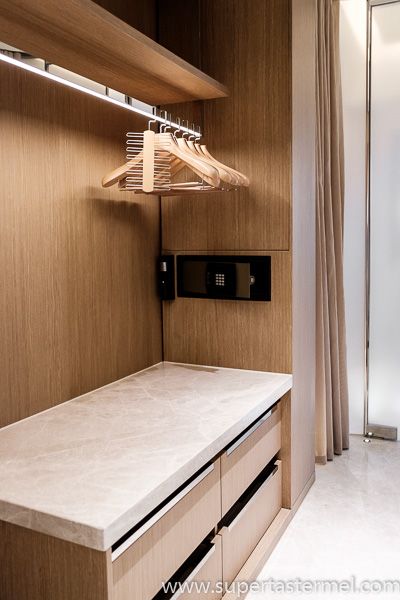 Hotel Closet Wardrobes, Hotel Suite Design Interiors, Hotel Suite Kitchen, Hotel Closet Design, Hotel Room Closet, Hotel Wardrobe Design, Modern Asian Interior Design, Hotel Room Interior Design, Hotel Room Bathroom