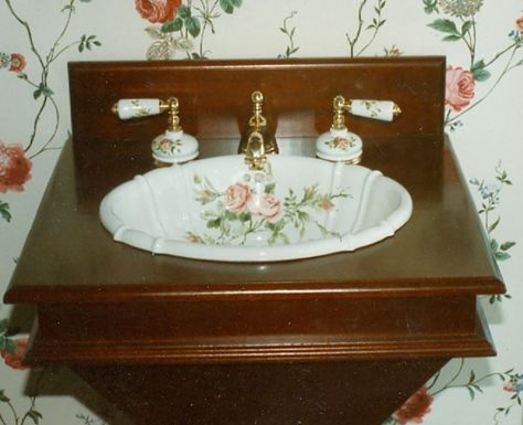 hand painted sink Painted Sink, Toilet Plan, Unusual Bathrooms, Victorian Rooms, Victorian Toilet, Washing Basin, Gorgeous Fireplaces, Fantasy Furniture, Toilet Art