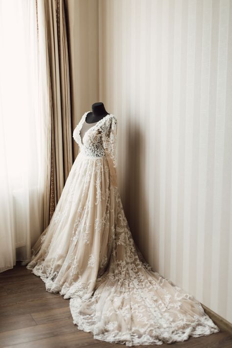 Beautiful wedding dress with plume is dressed on a mannequin | Free Photo Wedding Dresses Mannequin, Wedding Dresses On Mannequins, Wedding Dress On Mannequin, Wedding Dress Mannequin, Dress Manequin, Mannequin Ideas, Brunette Bride, Wedding Dress Photoshoot, Memories Ideas