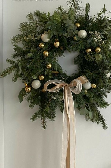 Julkransar Diy, Front Door Wreaths, Christmas Themes Decorations, Christmas Tree Inspiration, Christmas Interiors, Easy Christmas Diy, Wreath Ideas, Christmas Mood, Christmas Wreaths Diy