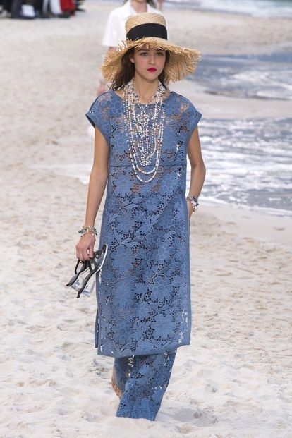 Beach Runway, Beach Wearing, Moda Chanel, Matching Separates, Mode Chanel, High Fashion Women, Moda Chic, Chanel Spring, Moda Vintage