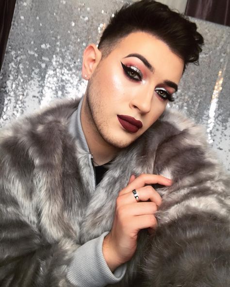 A photo posted by 🌙Manny Gutierrez (@mannymua733) on Dec 26, 2016 at 1:02pm PST After amassing a colossal social media following, beauty influencer Manny Mua Makeup, Manny Mua, New Years Eve Makeup, Best Makeup Artist, Beauty Vlogger, Male Makeup, Makeup Guide, James Charles, Beauty Guru