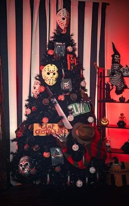 Year Round Christmas Tree, Scary Halloween Cakes, Black Christmas Tree Decorations, Black Christmas Decorations, Halloween Christmas Tree, Christmas Hand Painted, Christmas Tree Decorating Ideas, Tree Decorating Ideas, Scary Christmas