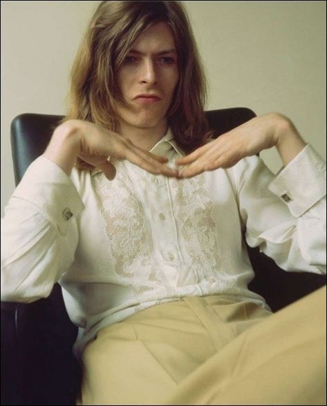 soundsof71: “ David Bowie, 1971, from the Hunky Dory covershoot, by Brian Ward. ” David Bowie Hunky Dory, Angela Bowie, Duncan Jones, David Bowie Pictures, Hunky Dory, Anthony Kiedis, Lauryn Hill, Ziggy Stardust, Carl Jung