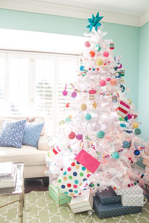 Types Of Christmas Trees, Retro Christmas Decorations, Holiday Home Tour, Alternative Christmas, Rainbows Christmas, A White Christmas, Christmas Tree Inspiration, White Christmas Trees, Rainbow Decorations