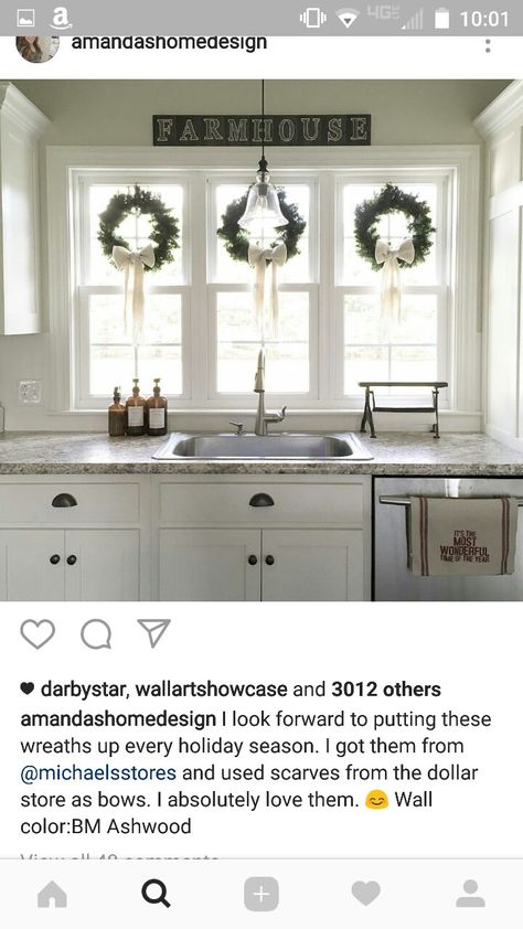 Christmas wreaths on kitchen windows Wreaths On Windows Indoors, Window Wreaths Indoor, Wreath In Kitchen, Kitchen Window Wreath, Wreath Ideas Christmas, Christmas Wreaths For Windows, Christmas Reef, Wreath Kitchen, Kitchen Wreath