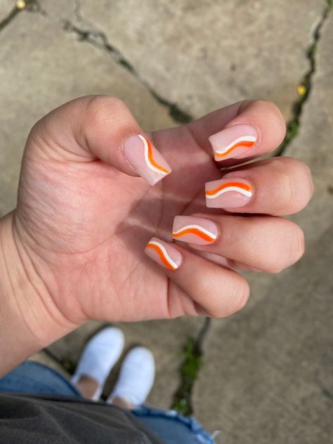 Orange Squiggle Nails, Orange And White Nail Designs, Orange Swirl Nails, White Swirl Nails, Orange Acrylic Nails, Wave Nails, Swirl Nails, Orange Line, Lines On Nails