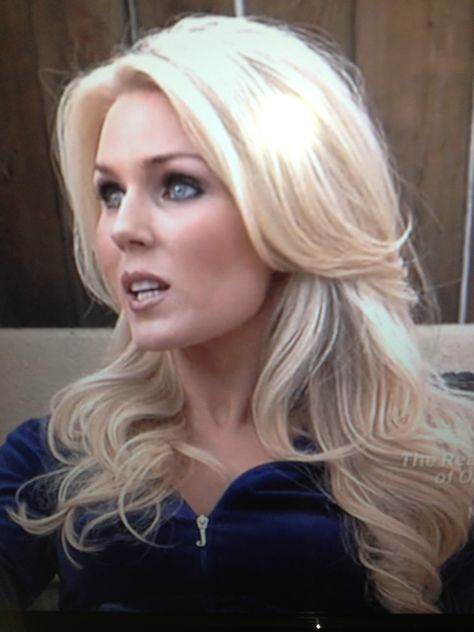 Gretchen Rossi hair. So beautiful Medium Choppy Haircuts, Gretchen Rossi, Blonde Dye, Short Spiky Haircuts, Choppy Haircuts, Stilettos Heels, Beachy Hair, Spiked Hair, Army Women