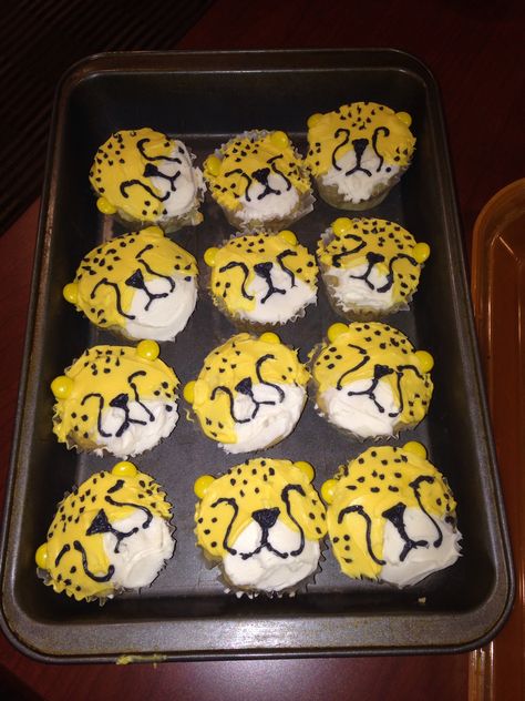 Creative cupcakes. They are cheetahs. Cheetah Cupcake Cake, Cheetah Cupcakes Ideas, Tiger Cupcakes For Kids, Cheetah Cake Kids, Cheetah Birthday Party Ideas Kids, Wild Animal Cupcakes, Cheetah Cookies, Cheetah Cupcakes, Leopard Cupcakes