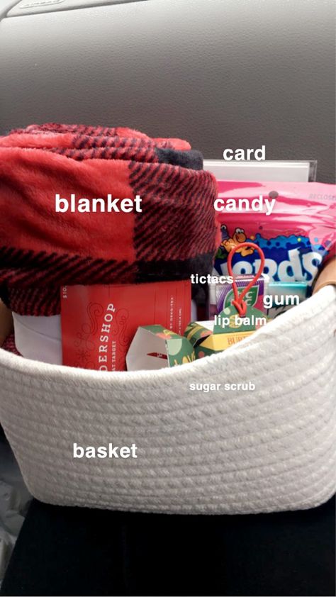 blanket,card,candy,tictacs,gum,lipbalm,sugar scrub,basket. she loved the gift 100/10 Bday Basket, Dream Christmas, Card Candy, Bday Gift, Candy Cards, The Gift, Sugar Scrub, Christmas List, Lip Balm