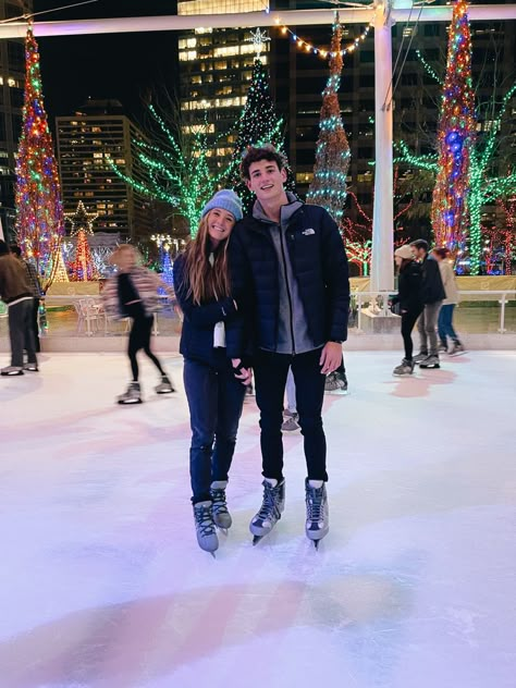 Boyfriend Winter Aesthetic, Couple Christmas Ideas To Do, Christmas With Bf Aesthetic, Boyfriend Christmas Pictures, Cute Couple Holiday Pictures, Cute Winter Couples, Couple Picture Ideas Christmas, Christmas Lights With Boyfriend, Christmas Couples Ideas