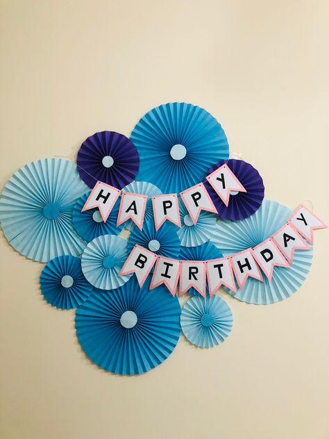 Birthday Handmade Decoration, Birthday Craft Decorations, Paper Craft For Birthday Decoration, Birthday Decorations Homemade, Diy Decor Birthday Party, Birthday Craft Decoration Ideas, Birthday Decorations For School, Birthday Decoration Ideas With Paper, Paper Decorations For Birthday