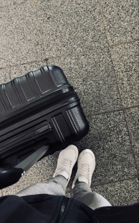 Suitcase In Airport, Suitcase Aesthetic Airport, Luggage Aesthetic, Airport Vibes, Airport Luggage, Airport Pictures, Vacation Goals, London Aesthetic, Luggage Suitcase