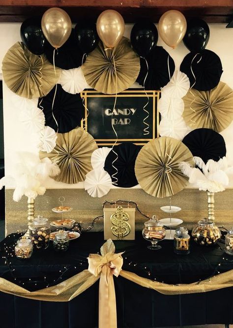 100 Exciting New Year's Eve Party Ideas to Start off the New Decade with a Bang - Hike n Dip Birthday Party Table Decorations, Accessories Elegant, 20s Party, Graduation Party Themes, Gatsby Theme, Party Tablescapes, Great Gatsby Party, Diy Event, 80th Birthday Party