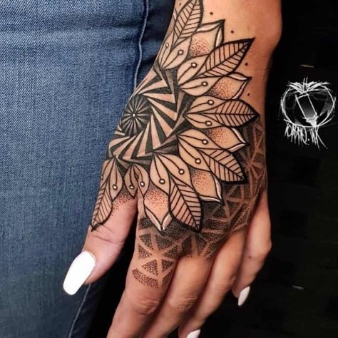 Geometric Hand Tattoo, Marble Tattoo, Herren Hand Tattoos, Geometric Tattoo Sleeve Designs, Mandala Hand Tattoos, Tattoos Infinity, Hand And Finger Tattoos, Tattoos Mandala, Pretty Hand Tattoos