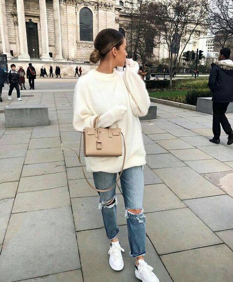 Classy Coat, Trendy Coat, Cooler Look, Mode Inspiration, Fall Winter Outfits, Outfits Casuales, Ripped Jeans, Look Fashion, Autumn Winter Fashion