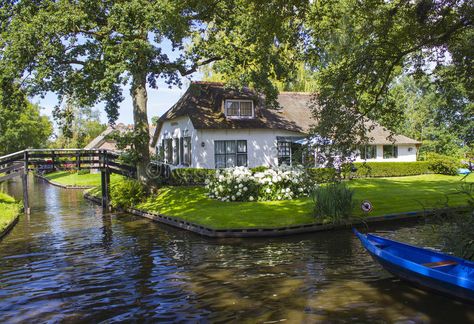 GIETHOORN, NETHERLANDS. Typical dutch county side of houses and gardens , #Sponsored, #Typical, #dutch, #GIETHOORN, #NETHERLANDS, #houses #ad European Village, Pretty Cottage, Cottage Style Homes, Holiday Places, Netherlands Travel, Cottage In The Woods, Beautiful Places Nature, Vacation Places, Vacation Destinations