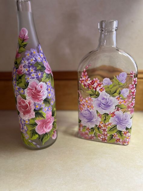 Painting Wine Bottles Diy, Flower Bottle Painting, Painting Flowers On Glass Jars, Floral Bottle Painting, Painted Flowers On Glass Bottles, Flower Painting On Glass Bottles, Wine Bottle Vases, Painted Glass Bottles, Painting Flowers Tutorial