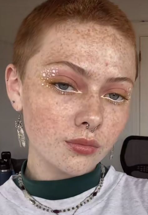 White Mascara Looks, Queer Formal, White Waterline, White Freckles, Point Eyeliner, White Eyeliner Looks, Hippie Makeup, Cute Eye Makeup, Graphic Makeup