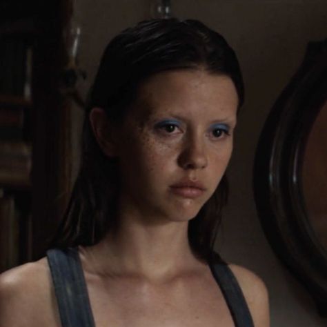 Mia Goth - Maxine Mia Goth Blue Eyeshadow, Maxxxine Makeup Looks, Maxine Minx Make Up, Maxine Minx Quotes, Maxine Mia Goth Makeup, Mia Goth Makeup Look, Maxine X Makeup, Maxine Minx Makeup, Pearl Makeup Movie