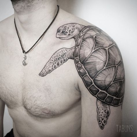 This tattoo is associated with a shield, and the man who wears it is certainly the protector of his loved ones. Turtle Shoulder Tattoo, Tortoise Tattoo, Sea Turtle Tattoo, Shell Tattoos, Turtle Tattoo Designs, Polynesian Tattoos, Tattoos Mandala, Tattoo Master, Tattoos Geometric