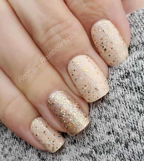 Cute New Year’s Eve Nails, Cute New Years Nails, Ongles Beiges, Festive Holiday Nails, Champagne Nails, Nail Color Combos, Beige Nails, Glitter Nail, New Year's Nails