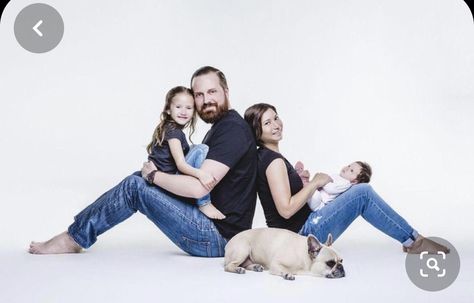 Foto Newborn, Family Photos With Baby, Family Photoshoot Poses, Newborn Family Photos, Family Picture Poses, Newborn Baby Photoshoot, Baby Boy Photography, Family Photo Pose, Newborn Baby Photos