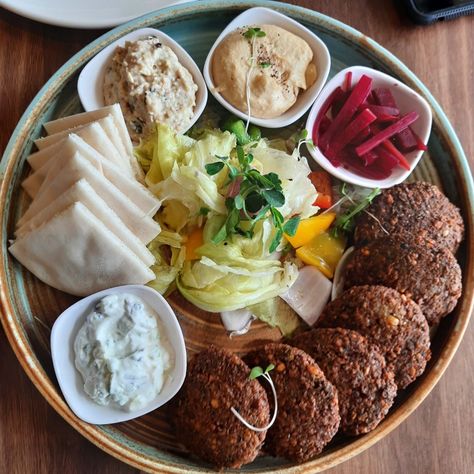 Vegan Dinner Party, Mezze Platter, Hummus And Pita, Baba Ganoush, Rice Bowls Recipes, Egyptian Food, Falafels, Fresh Salad, Halal Recipes