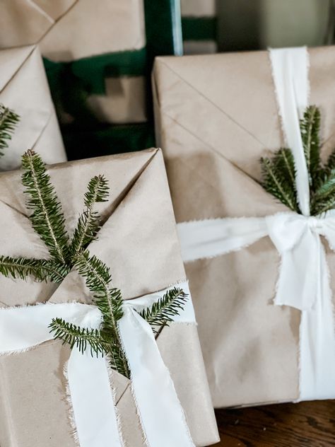 christmas, gift wrap, wrapping, holidays, new year, nye, christmas aesthetic Gift Wrapping Aesthetic, Wrapping Aesthetic, Bridal Shower Bouquet, Christmas Gift Wrapping Ideas, Gift Wrapping Wedding, Holiday Gift Wrapping, Gift Wrapping Ideas, Aesthetic Boho, Christmas Gift Wrap