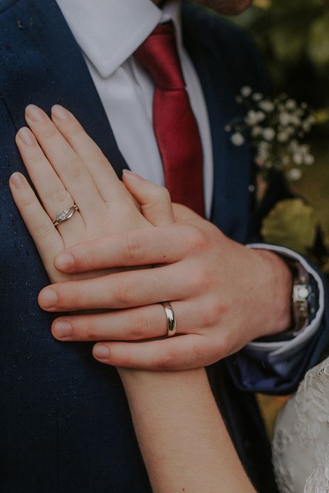 Married Ring Couples Hands, Engagement Rings Photography, Ring Poses Hands, Engagement Hand Pictures, Ring Designs For Couple, Ring Styles Engagement, Engagement Ring Poses, Vintage Rings Gold, Rings Aesthetic Gold