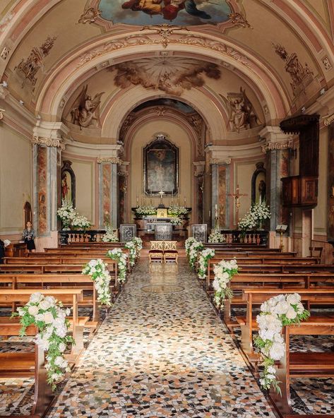 Fabulous details of a classy church arrangement: unique flowers let the romantic vibe just soar!⁣ @villadestelakecomo @ftfoto_wedding @mdmwedding_videography @blunotteventi @endogroup_intl @ellegandolfi & @pedrol_gonzalez ❤️ #rattiflora #romanticwedding #weddingatmospheres #weddingflorist #weddingflowerdecor #weddingseason #weddinginsipiration #weddinginitaly #luxurywedding #weddingdetails #weddingphotography #weddingday #villadeste #villadestewedding Italian Chapel Wedding, Italy Church Wedding, Cathedral Wedding Decorations, Catholic Wedding Decor, Catholic Wedding Decorations, Wedding Church Decorations Catholic, Church Wedding Decorations Elegant, Catholic Church Wedding Decorations, Wedding Venue Decorations Indoor