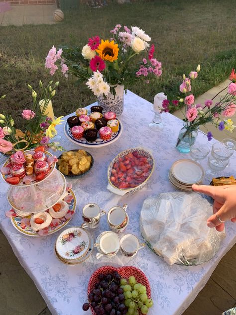 Tea Party Birthday Decor, Cottagecore Bday Party, Tea Party In The Park, Whimsical Garden Tea Party, Flower Tea Party Birthday, Brigerton Party Aesthetic, Fairy Garden Party Aesthetic, Vintage Tea Party Aesthetic, Yea Party Aesthetic