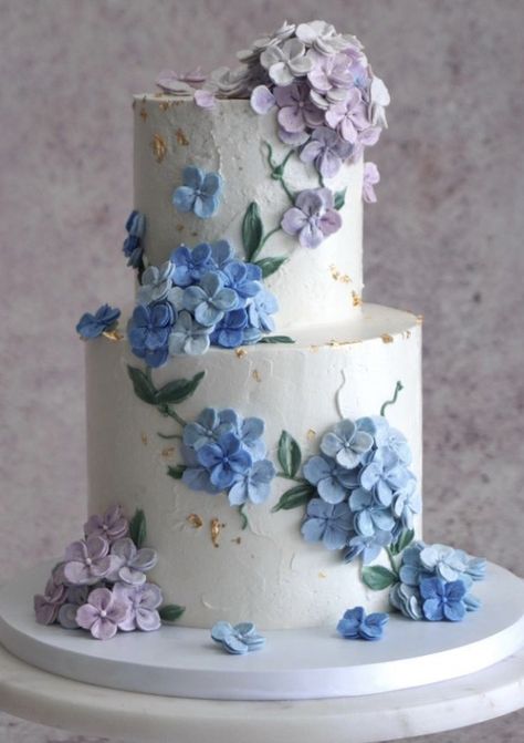 Cakes With Hydrangea Flowers, Buttercream Hydrangea Cake, Wedding Cake Piped Flowers, Hydrangea Cake Ideas, Hydrangea Cake Decoration, Blue Hydrangea Cake, Hydrangea Cakes, Hydrangea Wedding Cake, Wedding Cake Hydrangea