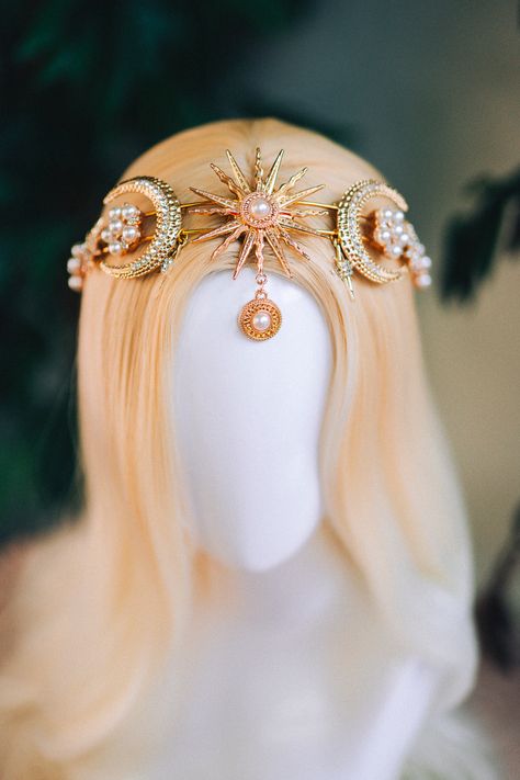 New cute romantic celestial boho wedding crown 🌞✨ #carbickova #carbickovacrowns #crown #headband #headpiece #tiara #jewelry #jewellery #celestial #moon #star #sun #boho #bohostyle #bohochic #bohowedding #weddingcrown #weddingtiara #weddingheadpiece #bridalheadpiece #bridalcrown #festival #festivalfashion #festivaloutfit #aesthetic #fashion #hairaccessoriesheadbands #weddinghairaccessories Star Crown Aesthetic, Sun And Moon Crown, Sun Jewelry Aesthetic, Fantasy Jewelry Headpieces, Moon Jewelry Aesthetic, Head Jewelry Headpieces, Sun Tiara, Sun Headpiece, Moon Headpiece