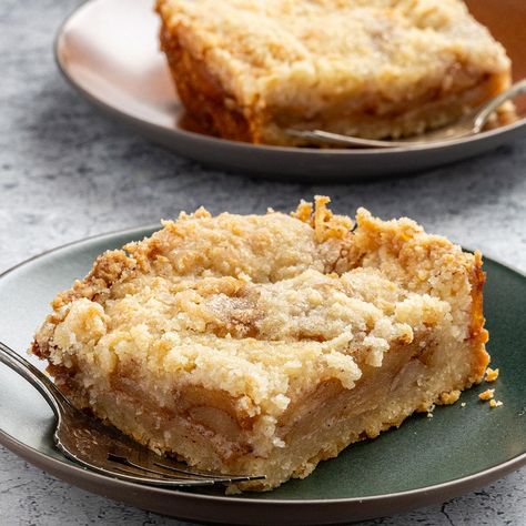 Apple Bars Apple Crumb Cheesecake, Apple Bar Recipes, Cinnamon Bun Cake, Sourdough Apple, Apple Crumble Bars, Thanksgiving Pie Recipes, Apple Crumble Pie, Bun Cake, Crumble Pie