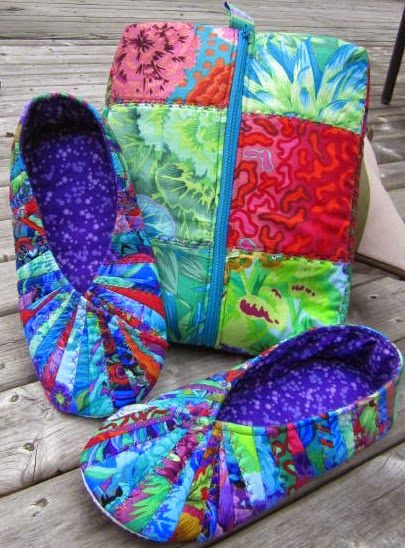 Cool Cats and Quilts: Snappy Slippers & Travel Bag from Cool Cat Creations Sewing Slippers, Knitting Quilt, Diy Sewing Gifts, Diy Slippers, Upcycled Bag, Bedroom Slippers, Slippers Pattern, Fabric Accessories, Tote Bag Pattern