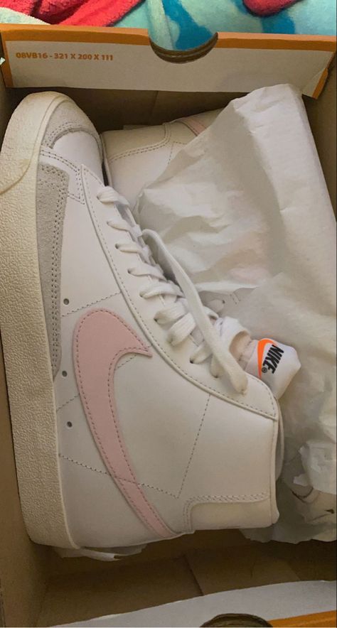 Sneaker Inspo 2023, Pink Nike Blazer Outfit, Nike Blazer Pink, Blazers Nike, Nike Blazers Outfit, Nike Blazers, Preppy Shoes, Preppy Summer Outfits, Nike Blazer Mid 77