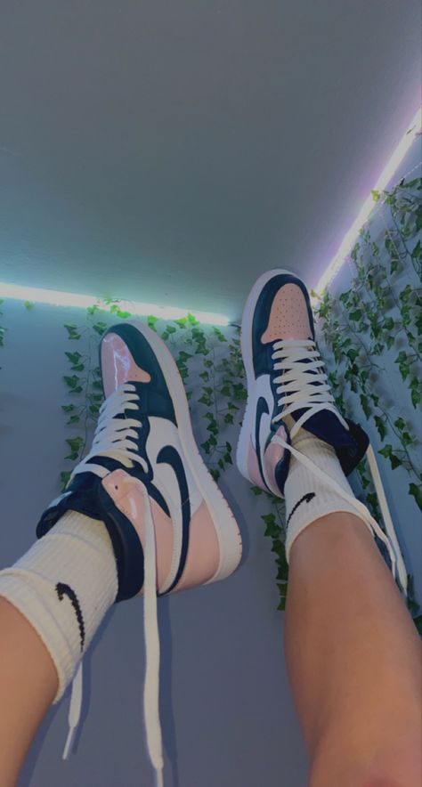 Atmosphere Jordan 1 Outfit, Jordan 1 Aesthetic Outfit, Atmosphere Jordan 1, Jordan Atmosphere, Jordan 1 Fits, Jordan 1 Atmosphere, Jordans Aesthetic, Cute Jordans, Styling Jordans