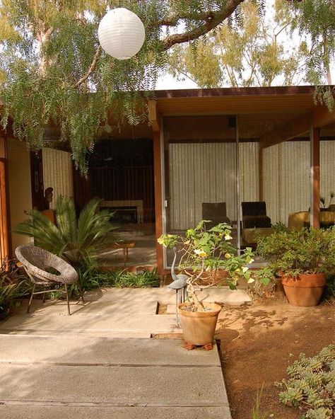 mid-century mod architecture on Instagram: "The courtyard of the Delawie Residence II designed by Homer Delawie in 1963. Lived in as his family residence for a decade. • 📸: Found on Flicker by Iris • • • • #HomerDelawie #DelawieResidence #mcm #midcentury #midcenturymodern #midcenturymodernstyle #midcenturymodernarchitecture #mcmhome #midcenturymodernhome #midcenturyhome #midcenturymodarchitecture #architecture #designinspo #modern" Mid Century Front Porch, Mid Century Courtyard, Narrow Hallway Decor, Garden Curb Appeal, Modern House Architecture, Interior Hallway, Cheap Living Room Decor, Architecture House Design, Sims Home