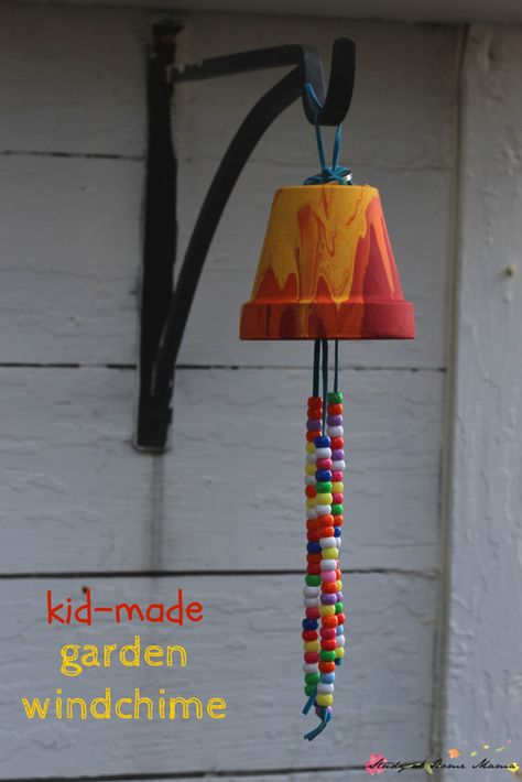 Kid Craft Idea: Homemade Garden Wind Chime, a sweet gift and a great way to decorate your garden with some kid-made art! Artistic Garden, Carillons Diy, Homemade Garden, Diy Wind Chimes, Clay Pot Crafts, Kid Craft, Outdoor Inspirations, Camping Crafts, Childrens Crafts