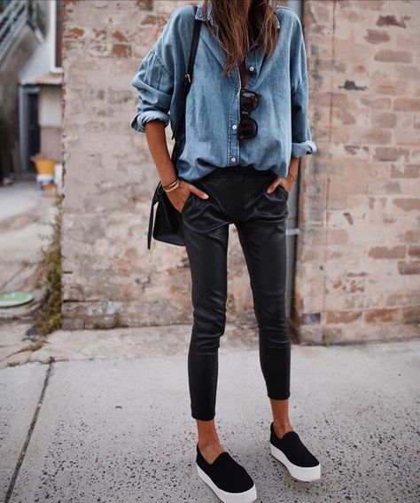 Denim Shirt Outfits, Kemeja Denim, Toronto Girls, Popular Clothing, Mode Casual, Outfit Trends, Chambray Shirt, Zara Woman, Fashion Mode