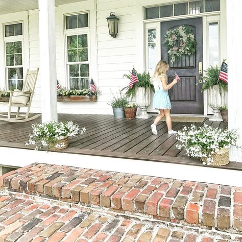 Brick color - around fireplace, backsplash. Casa Clean, House Front Porch, Building A Porch, Front Porch Design, Farmhouse Front Porches, Farmhouse Porch, Small Front Porches, Front Steps, Farmhouse Front