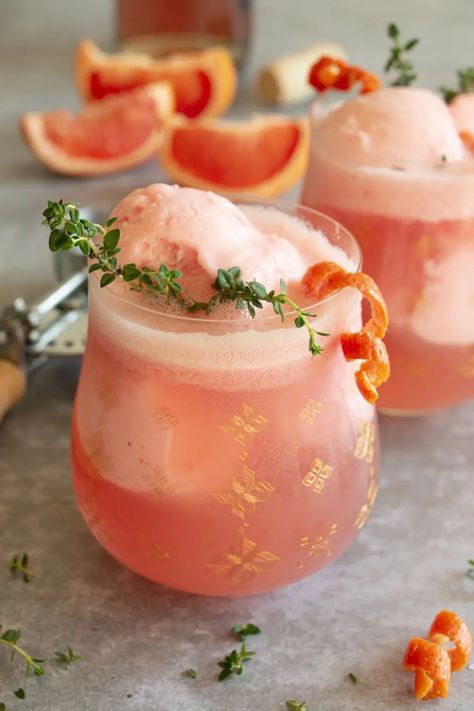 Easy Pink Moscato Grapefruit Spritzer Cocktail Recipe Spritzer Cocktails, Drink Essentials, Rose Cocktail Recipes, Grapefruit Cocktail Recipes, Wine Spritzer Recipe, Cocktail Recipes Tequila, Tasty Cocktails, Winter Cocktails Recipes, Grapefruit Cocktail