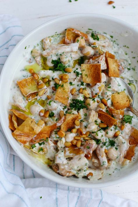 This authentic Lebanese Chicken Fatteh is an amazing combo of flavors made with yogurt, spiced shredded chicken, chickpeas, toasted pine nuts & pita bread! | Chicken Salads | Lebanese Food | #fatteh #chicken #lebanese #feelgoodfoodie Chicken Fatteh, Arab Dishes, Grazing Plate, Lebanese Dishes, Chicken Chickpeas, Arabisk Mad, Yemeni Food, Lebanese Chicken, Chicken Potpie