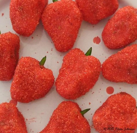 Fruit Shaped Cookies, Strawberry Shaped Cookies, Strawberry Candy Recipe, Candied Strawberries Recipe, Strawberry Candies, Candied Strawberries, Christmas Strawberry, Strawberry Gluten Free, Potato Candy