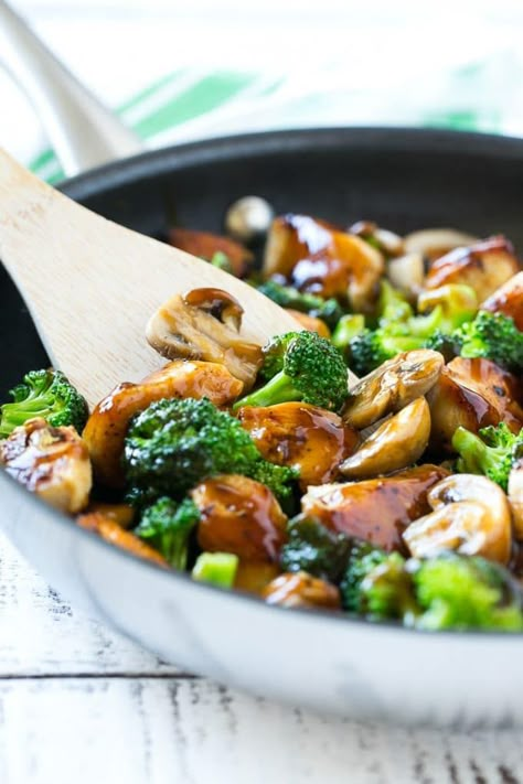 This recipe for chicken and broccoli stir fry is a classic dish of chicken sauteed with fresh broccoli florets and coated in a savory sauce. You can have a healthy and easy dinner on the table in 30 minutes! Chicken And Broccoli Stir Fry, Healthy Chicken Stir Fry, Broccoli And Chicken, Stir Fry Recipes Chicken, Broccoli Stir Fry, Chicken And Broccoli, Low Carb Diets, Diet Vegetarian, Ketogenic Diet Recipes