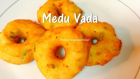 medu vada Medu Vada Recipe, Sambhar Recipe, Medu Vada, Masala Kitchen, Vada Recipe, Leftover Bread, Powder Recipe, Tea Time Snacks, Easy Snack Recipes