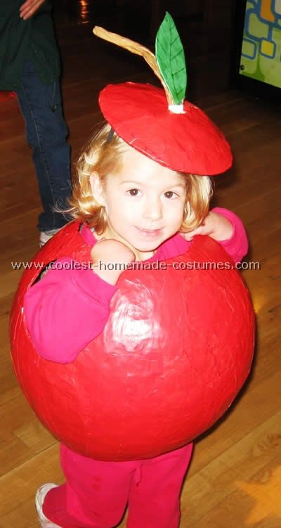 Cute Apple Costume... This website is the Pinterest of costumes Diy Couples Halloween Costumes, Geek Outfit, Halloween Diy Kids, Apple Costume, Fruit Costumes, Halloween Costumes Diy Couples, Couples Halloween Costumes, Halloween Costumes To Make, Holloween Costume