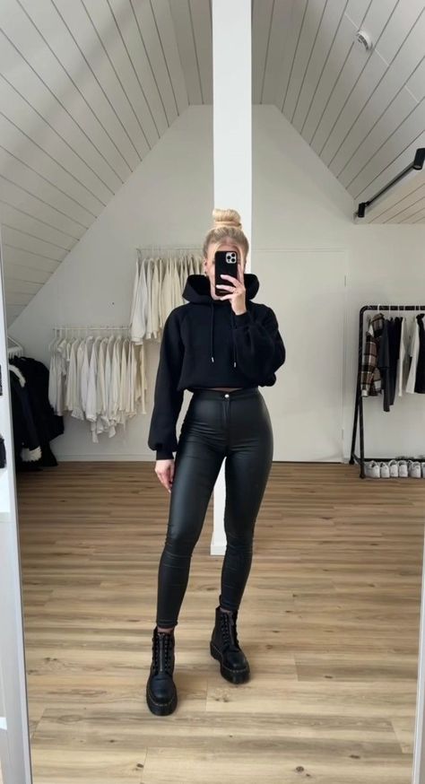 Cute Black Fall Outfits, Leather Leggings Outfit Winter, Black Leather Leggings Outfit, Lederhosen Outfit, Outfits Leggins, Leather Leggings Outfit, Look Legging, Look Adidas, Look Jean